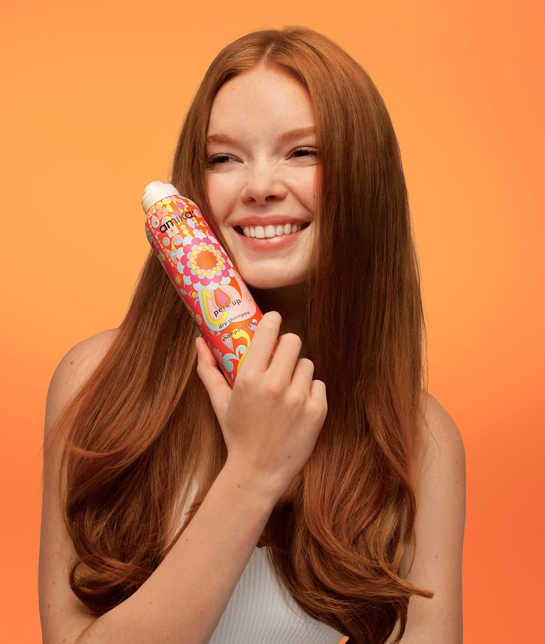 אישה מחזיקה שמפו יבש perk up